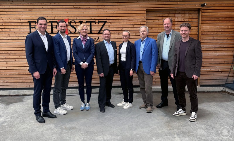 Landrat Sebastian Gruber (1. von links) und Wirtschaftsreferent Johannes Gastinger (1. von rechts) umrahmen die Referentinnen und Referenten der Fachveranstaltung „Transformation und Zukunftssicherung: Perspektiven für die Automotive- und Maschinenbaubranche“ (v. l. n. r.): Dr.-Ing. Stefan Blöchl (IFOX Systems GmbH), Dr. Jutta Krogull (vbw Niederbayern), Wolfgang Werner (transform.by), Barbara Gigl (Agentur für Arbeit Passau), Michael Holland-Moritz & Frank Hoppe (Bayern Innovativ) Landrat Sebastian Gruber (1. von links) und Wirtschaftsreferent Johannes Gastinger (1. von rechts) umrahmen die Referentinnen und Referenten der Fachveranstaltung „Transformation und Zukunftssicherung: Perspektiven für die Automotive- und Maschinenbaubranche“ (v. l. n. r.): Dr.-Ing. Stefan Blöchl (IFOX Systems GmbH), Dr. Jutta Krogull (vbw Niederbayern), Wolfgang Werner (transform.by), Barbara Gigl (Agentur für Arbeit Passau), Michael Holland-Moritz & Frank Hoppe (Bayern Innovativ)