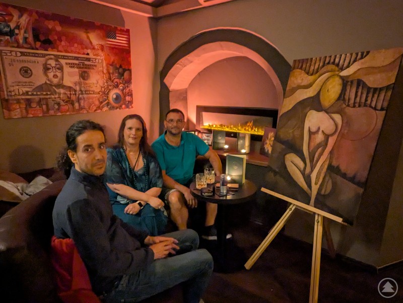 Zwischen Kunst und Cocktails lässt man es sich gerne so richtig gut gehen Gäste bei Eröffnung der Kunstausstellung