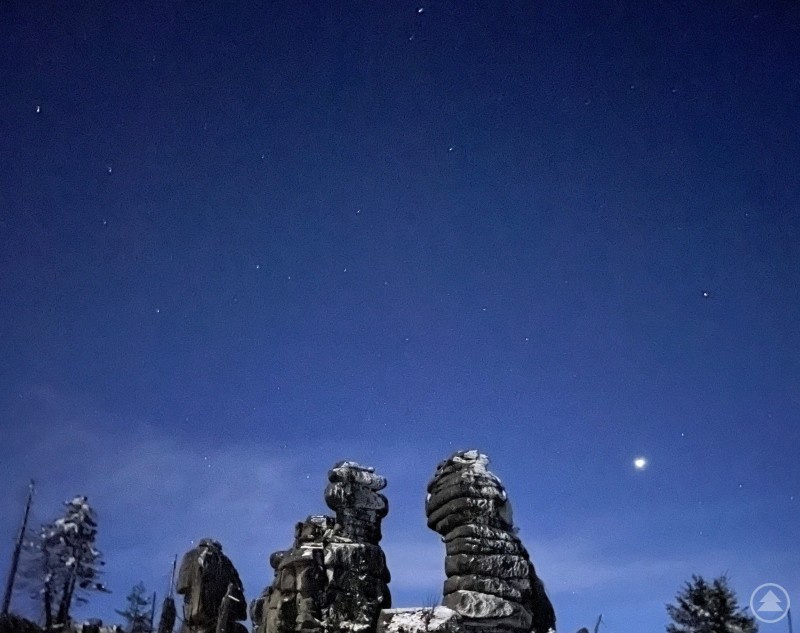 Die winterliche Felslandschaft bei Haidmühle – ein idealer Ort für Sternenbeobachtung im neuen Sternenpark Bayerischer Wald. Verschneite Felsformationen im nächtlichen Bayerischen Wald unter klarem Sternenhimmel mit hellen Sternen.
