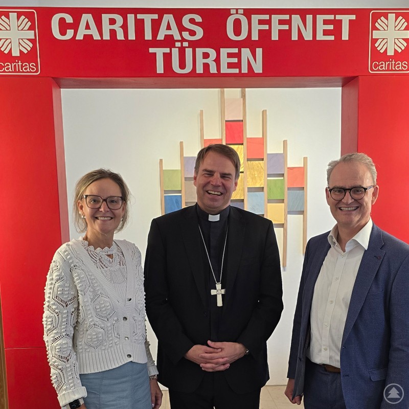 Türen öffnen für die Caritas: Bischof Dr. Stefan Oster SDB mit den Caritasvorständen Andrea Anderlik und Stephan Seiderer. Caritasvorstände Andrea Anderlik und Stephan Seiderer mit Bischof Dr. Stefan Oster bei der Herbstsammlung.