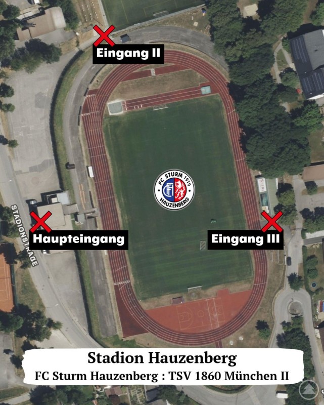 Die Luftaufnahme zeigt das Stadion Hauzenberg von oben. In der Mitte ist das Spielfeld mit dem Vereinslogo des FC Sturm Hauzenberg zu sehen. Drei Eingänge sind deutlich markiert: der Haupteingang an der linken Seite bei der Stadionstraße, Eingang II oben links und Eingang III auf der rechten Seite. Am unteren Bildrand steht der Hinweis auf das Spiel zwischen dem FC Sturm Hauzenberg und dem TSV 1860 München II.