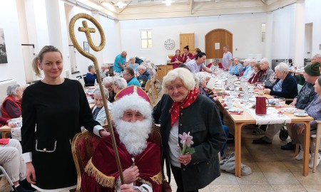Nikolaus sorgt für festliche Stimmung im Seniorenstift Heiliggeist