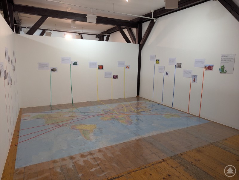 Wo kommen Farben her? Aus aller Welt, wie diese Landkarte anschaulich zeigt. Landkarte mit Infokarten zum Ursprung von Farben