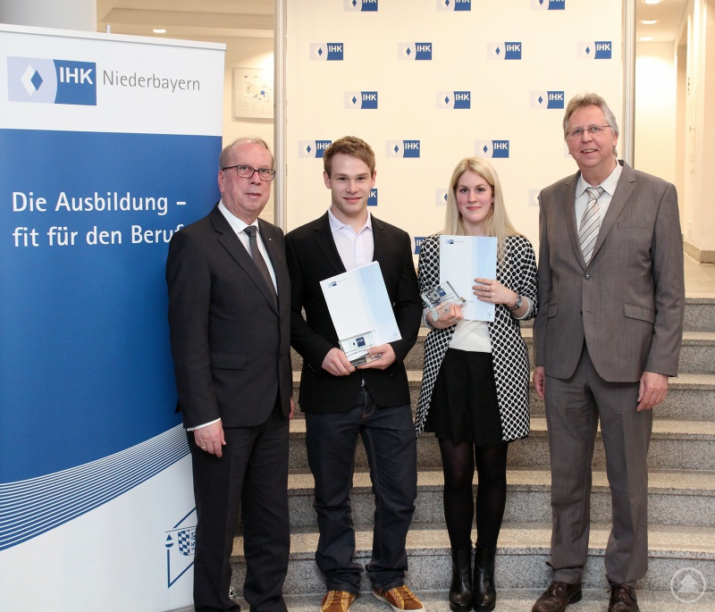 Die Prüfungsbesten aus Freyung-Grafenau mit dem IHK-Gremiumsvorsitzenden Alois Atzinger (links) und Uwe Burghardt, Leiter der Berufsschule Waldkirchen (rechts) 