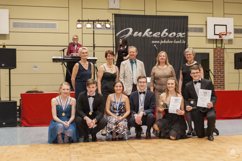 Die Sieger des Tanzwettbewerbs (von li.): Kathrina Friedl und Florian Garhammer, Caterina Reith und Maximilian Eibl, Isabelle Albert und Quirin Maier vor der Lehrer-Jury