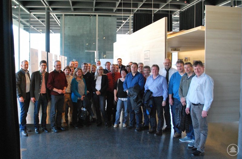 Gruppe Werkraumhaus zeigt die Teilnehmer im Haus des Handwerks in Andelsbuch, der ersten Station der Reise, nach der Führung mit der Leiterin (Bildmitte).