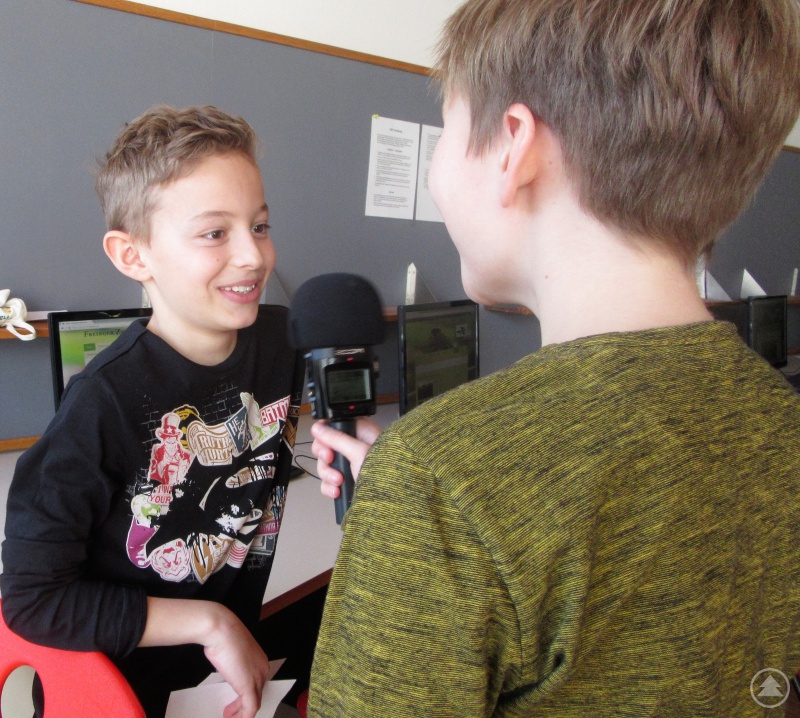 Wie echte Reporter interviewen die Viertklässler ihre Klassenkameraden zum Tag der offenen Tür