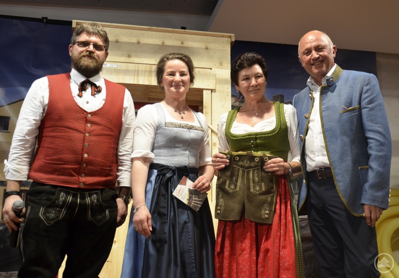Gratulierten der zweiten Lederhosen-Gewinnerin Agnes Roth aus Grafenhütt (2.v.r.): Der Dirigent der Blaskapelle Schlag, Robert Maier, Maria Freund und Musikvereins-Vorsitzender Eduard Hable.