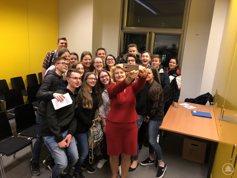 Ein gemeinsames Selfie der Klasse 10b mit der Parlamentarischen Staatssekretärin Rita Hagl-Kehl im Bundestag.