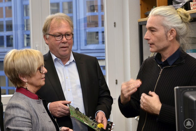 Landrätin Rita Röhrl aus Regen besucht den FRITZ!Box-Hersteller AVM in Berlin - hier mit Geschäftsführer Vertrieb Ulrich Müller-Albring (2. v.li) und Roderick Bell, Leiter der Hardware-Entwicklung, im Gespräch über den Protoypenbau einer FRITZ!Box.