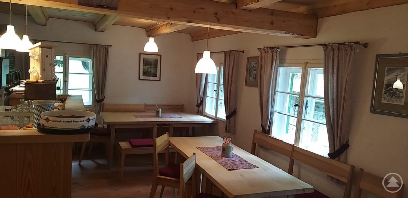 ...sowie die gemütliche Gaststube der Racheldiensthütte.