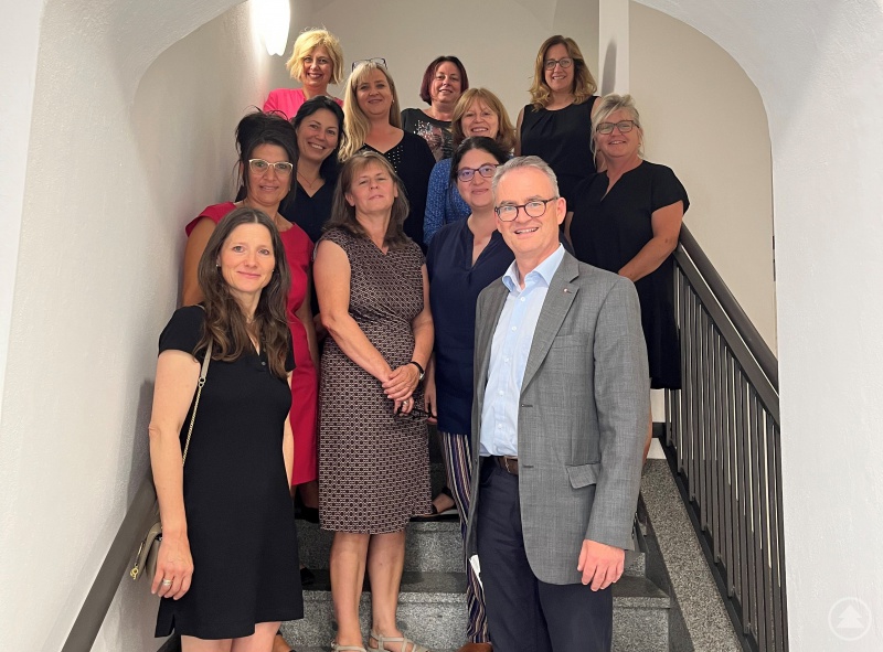 Dr. Alexa Glawogger-Feucht, (vorne li.) bei der Caritas in Passau mit Kita-Abteilungsleiter Stefan Seiderer (vorne re.) mit den Fachbereichsleiterinnen Alexandra Würzinger, Bianka Dittlmann und Birgit Zachariae, den Fachberaterinnen Andrea Irouschek, Petra Schötz und Petra Tauschek sowie den Regionalleiterinnen Karola Simmet, Helga Maier, Ursula Gaschler und Manuela Diermayr.