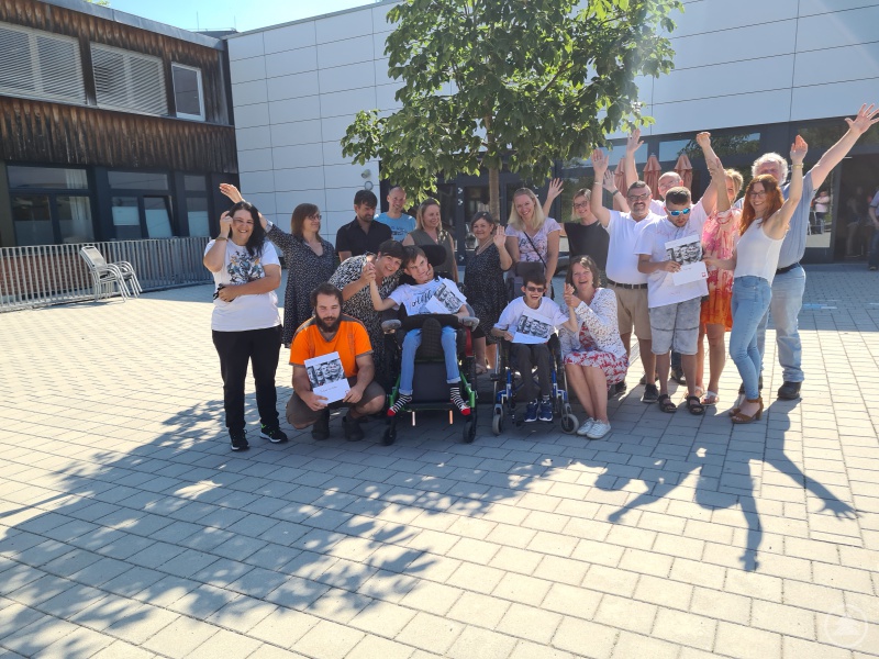 Ein Grund zum Feiern: Lehrer und Betreuer freuen sich mit den Absolventen - ein neuer Lebensabschnitt beginnt.