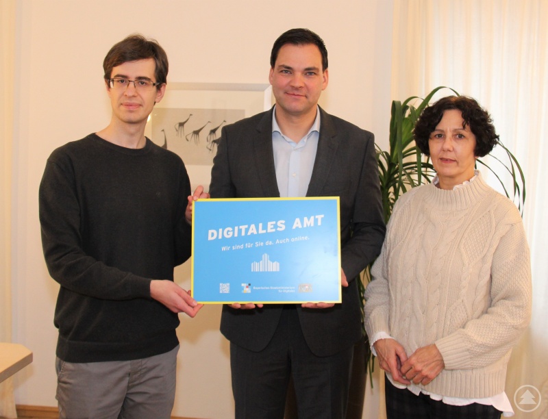 Die offizielle Anerkennung als „Digitales Amt“ hat das Landratsamt Freyung-Grafenau erhalten. Sehr zur Freude von Landrat Sebastian Gruber (Mitte) sowie Sachgebietsleiterin Sybille Müller und Simon Süß von der Stabsstelle E-Governement. Auf der bereits erreichten Basis sei es das Ziel, so Gruber, das Landratsamt noch bürgerfreundlicher zu gestalten und den Bürgerinnen und Bürgern immer mehr Online-Dienste anzubieten.