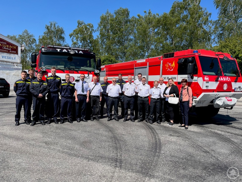 Die Delegation der Kreisbrandinspektion FRG (weiße Hemden) zusammen mit den Berufsfeuerwehrleuten der Wache Třeboň (blaue Schutzanzüge) und der Stadtamtsdirektorin (2. v. re.)