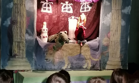 Vorschulkinder werden zu schlauen Büchereifüchsen