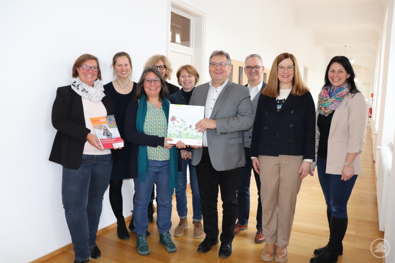 Freuen sich über das neue Kursangebot der Caritas Passau: v. li.: Tanja Buchmann, KTK Landesverband Bayern; Theresa Rinner, Tanja Schatzl, Petra Tauschek, Andrea Irouschek, Caritas Kita-Fortbildung; Caritasvorstand Diakon Konrad Niederländer, Bischöflich Beauftragter; Stefan Seiderer, Leiter Kita-Abteilung; Michaela Meindl, Leiterin Abteilung Bildung, Petra Schötz, Fachbereichsleiterin Frühe Bildung und pädagogische Qualität;
