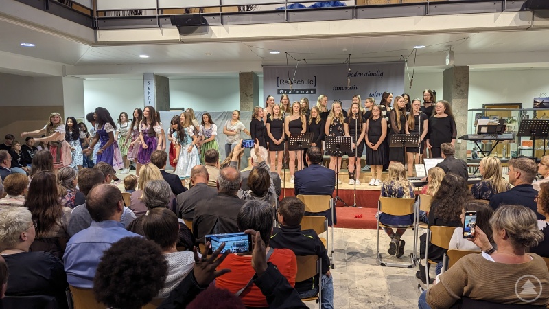 Der Schulchor unter Leitung von Peter Moritz und die Tanzgruppe von Christiane Harant-Dankesreiter begeisterten die Zuschauer in der vollen Aula der Realschule Grafenau.