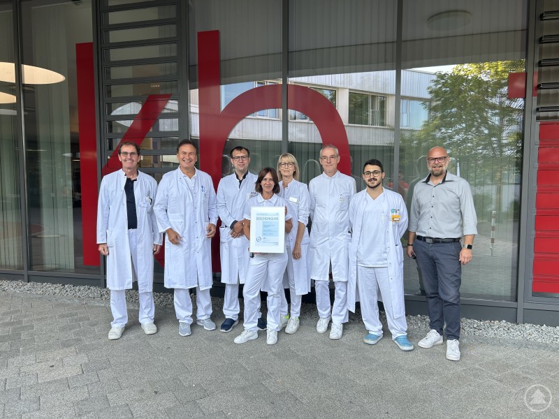 v. re. Krankenhausdirektor und Prokurist Christian Hofbauer, Assistenzarzt der Unfallchirurgie Elias Allaham, Chefarzt der Unfallchirurgie Dr. Johannes Gusinde, Chefärztin der Zentralen Notaufnahme Dr. Andrea Pfeiffer, Physician Assistant-Studentin Stefanie Kurz, Oberarzt der Unfallchirurgie Dr. Johannes Michl, Chefarzt der Unfallchirurgie Dr. Thomas Neubauer und Ltd. Oberarzt der Unfallchirurgie Dr. Michael Schrott