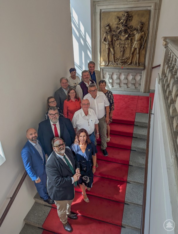 Oberbürgermeister Jürgen Dupper (vorne Mitte), Bürgermeisterin Dr. Ing. Dagmar Škodová Parmová (vorne rechts) und Vizebürgermeister Ing. Petr Maroš (vorne links) mit den weiteren Teilnehmern der städtischen Delegation