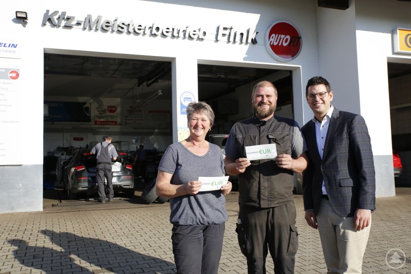 Heidi und Mathias Fink haben sich dafür entschieden, dass der Reifenkauf vor Ort auch die Geschäfte vor Ort mit unterstützen sollen. Dafür bedankte sich Bürgermeister Martin Pichler.