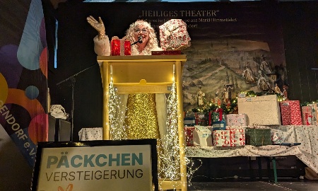 3, 2, 1, deins! So war die erste der zwei Päckchenversteigerungen für den guten Zweck am Deggendorfer Christkindlmarkt