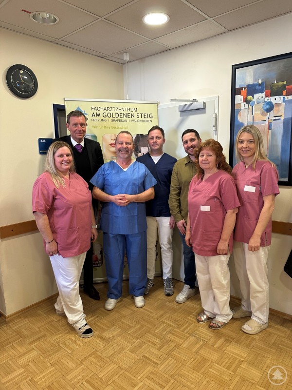 Alexander Dicklhuber (4. v. links) wurde herzlich im Team begrüßt! Von links: MFA Karin Schuster, Geschäftsführer Marcus Plaschke, Ärztlicher Leiter des MVZ Freyung Dr. Siegfried Schmidbauer, Alexander Dicklhuber, Teamleiter Johannes Halser, MFA Sabine Reichel und MFA Silke Stadler