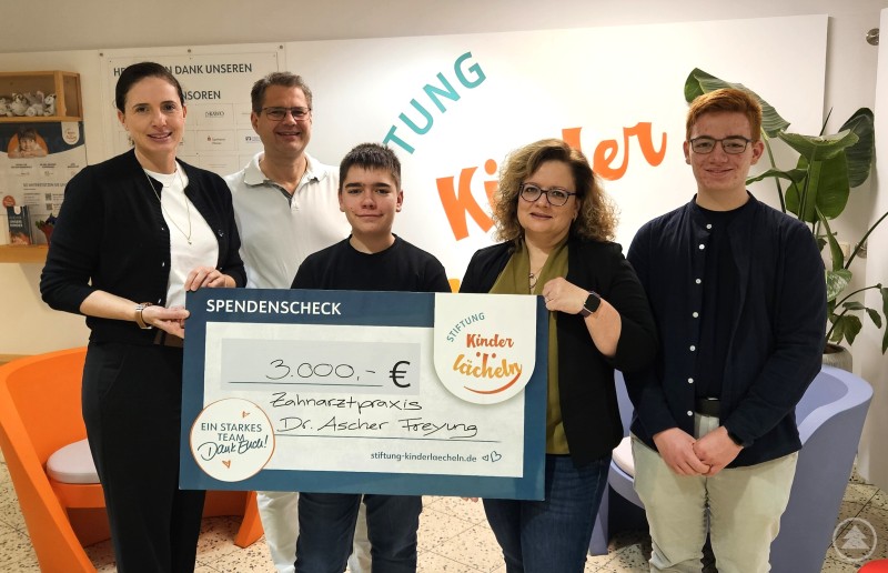 (v. l.) Stiftungsvorstandsvorsitzende Dr. Maria Diekmann, Kinderklinik-Chefarzt Prof. Dr. Matthias Keller und Zahnärztin Dr. Agathe Ascher mit ihren beiden Söhnen Niklas (l.) und Benedikt (r.). 2025-03-08_Zahnärztin Dr. Ascher übergibt Spende über 3.000 Euro.jpg