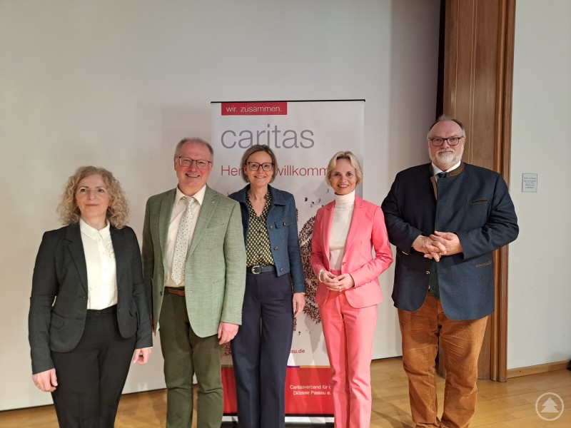Abschied und Neubeginn, von links nach rechts: Petra Haderer-Moser, Leiterin des Caritas Frühförderungsdienstes Passau, Gerhard Krinninger ehemaliger Einrichtungs- und Fachbereichsleiter Frühförderung Passau; Andrea Anderlik, Diözesan-Caritasdirektorin; Cornelia Wasner-Sommer, stv. Landrätin, Bezirksrätin und 1. Vorsitzende des Förderungsdienstes; Jürgen Dupper, Oberbürgermeister der Stadt Passau und Mitglied der Fördervereins Foto_Verabschiedung_Krinninger.jpg