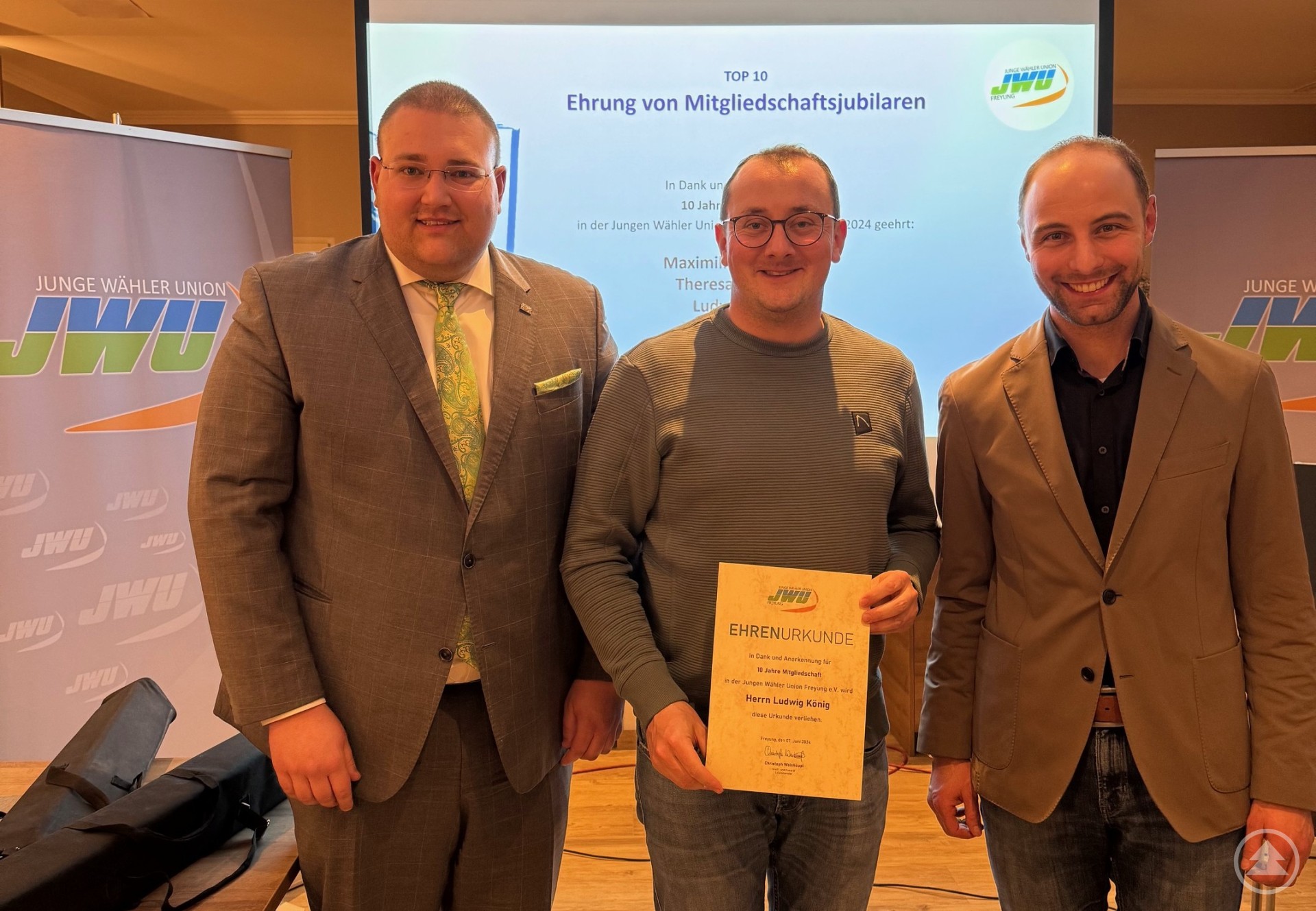 v.l.n.r. Christoph Weishäupl, der Geehrte Ludwig König und 1. Vorsitzender Dr.-Ing. Sebastian Weber