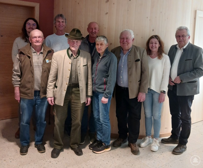 Landrat Josef Laumer mit Sachgebietsleitung Umweltschutz, Irene Denk (2. v. rechts) und Sachbearbeiter Timo Weiß (1. v. links) mit den Geehrten. Landrat Josef Laumer mit Sachgebietsleitung Umweltschutz, Irene Denk (2. v. rechts) und Sachbearbeiter Timo Weiß (1. v. links) mit den Geehrten.