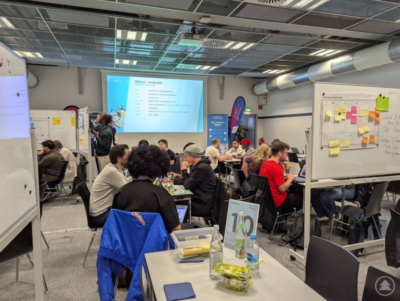 Ob hier gerade bahnbrechende Geschäftsideen Gestalt annehmen? Brainstorming der Teilnehmenden des StartUp Factory Workshops 2025 am ITC1