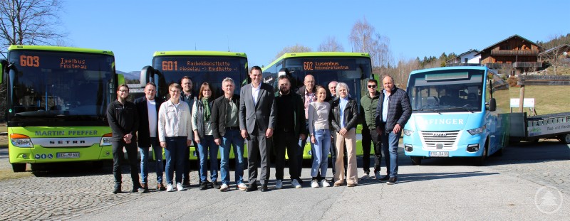Anlässlich des bevorstehenden Saisonstarts der touristischen Linien im Landkreis Freyung-Grafenau trafen sich (v. l.) Florian Porst (Nationalparkverwaltung), Alois Pfeffer (Verkehrsunternehmen A. Pfeffer), Teresa Schreib (Nationalparkverwaltung), Alexander Pfeffer (Verkehrsunternehmen A. Pfeffer), Elke Ohland (Nationalparkverwaltung), Alfons Schinabeck (Bürgermeister Neuschönau), Sebastian Gruber (Landrat FRG), Heiner Kilger (Bürgermeister Mauth), Reinhard Wolf (Landratsamt Freyung-Grafenau, ÖPNV), Christina Dafinger (Omnibusunternehmen Dafinger), Boris Milusic (SIEGHART BUS GmbH), Gabriele Pfeffer und Michael Pfeffer (Pfeffer Nationalparkreisen) sowie Friedrich Dafinger (Omnibusunternehmen Dafinger) am Parkplatz der Dreikönigsloipe in Mauth. Anlässlich des bevorstehenden Saisonstarts der touristischen Linien im Landkreis Freyung-Grafenau trafen sich (v. l.) Florian Porst (Nationalparkverwaltung), Alois Pfeffer (Verkehrsunternehmen A. Pfeffer), Teresa Schreib (Nationalparkverwaltung), Alexander Pfeffer (Verkehrsunternehmen A. Pfeffer), Elke Ohland (Nationalparkverwaltung), Alfons Schinabeck (Bürgermeister Neuschönau), Sebastian Gruber (Landrat FRG), Heiner Kilger (Bürgermeister Mauth), Reinhard Wolf (Landratsamt Freyung-Grafenau, ÖPNV), Christina Dafinger (Omnibusunternehmen Dafinger), Boris Milusic (SIEGHART BUS GmbH), Gabriele Pfeffer und Michael Pfeffer (Pfeffer Nationalparkreisen) sowie Friedrich Dafinger (Omnibusunternehmen Dafinger) am Parkplatz der Dreikönigsloipe in Mauth.