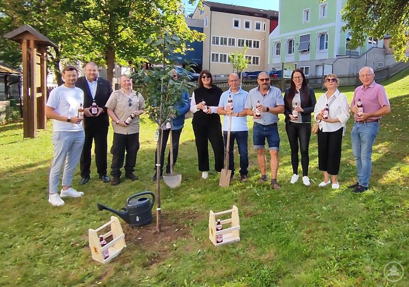 Im Rahmen der Baumpflanz-Challenge hat die CSU Freyung einen Zwetschgenbaum im Garten des Schramlhauses gepflanzt: (v. li. n. re.) Rainer Jungwirth, Christoph Weishäupl, Sebastian Schlutz, Walter Mini (verdeckt), Barbara Daferner, Anton Pertler, Otto Christoph, Jaroslava Pongratz, Margit Petzi und Paul Brunner. Eine Gruppe von Frauen und Männern steht um einen frisch gepflanzten jungen Baum im Garten. Sie halten Bierflaschen in der Hand, daneben stehen Spaten, Gießkanne und Getränkekisten.