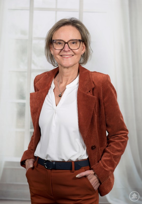 Caritasdirektorin Andrea Anderlik ruft zur Unterstützung der Herbstsammlung 2025 auf. Porträtaufnahme von Caritasdirektorin Andrea Anderlik mit Jacke in herbstlichen Farben.