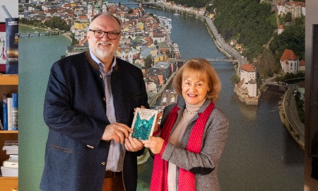 Romanpremiere in Passau: &bdquo;Die Glasscherbenvilla&ldquo; an Oberb&uuml;rgermeister Dupper &uuml;bergeben
