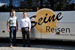 Abgeordneter übernimmt das Lenkrad