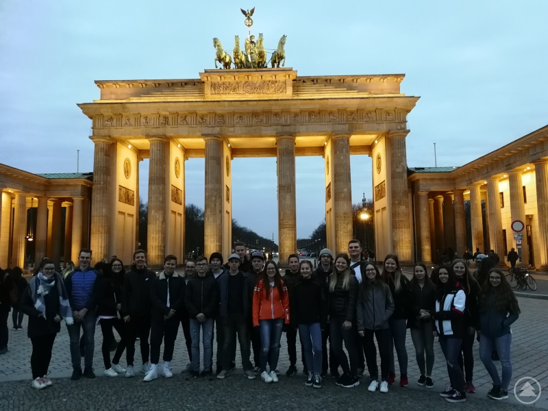 Die Klasse 10b auf dem Pariser Platz vor dem Brandenburger Tor.