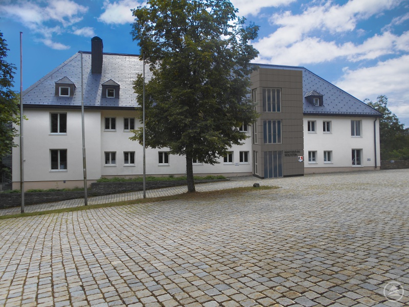 Ein Aufzug wird künftig alle Stockwerke des Dienstgebäudes Wolfstein barrierefrei zugänglich machen. Die Vorarbeiten für den Bau haben bereits begonnen. Der Bau soll voraussichtlich Ende des Jahres abgeschlossen sein. Die gedämmte Fassade soll mit vorgehängten Faserzementplatten verkleidet werden. Die genaue Farbgebung dieser Platten wird im Laufe der Arbeiten noch geklärt, die Visualisierung zeigt nur eine der möglichen Varianten.