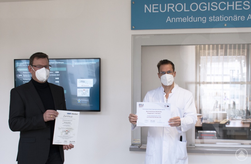 von links: Krankenhausdirektor Uwe Böttcher und der Chefarzt des Neurologischen Zentrums Prof. Dr. Schmidt-Wilcke zeigen die beiden Auszeichnungen der Mainkofener Stroke Unit.