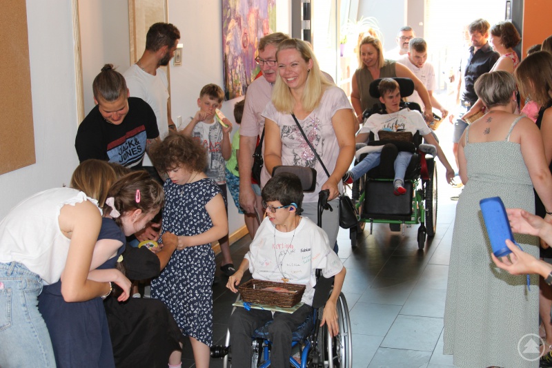 Spalier der Klassen - Tradition an der Caritasschule: Eine letzte Gelegenheit, allen die Hände zu schütteln und „Good Bye“ zu sagen.