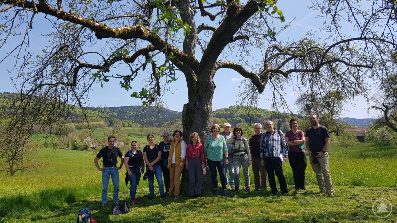 v.l.: Hubertus Stumpf, Elisabeth Unnasch, Kreisentwicklungsmitarbeiterin Tabea Lepšík, Inge Edmeier (Tourismusreferentin Deggendorf), Uta Jungmann, Angelika Huber-Janisch, Maria und Peter Gruber, Ulrike Eberl-Walter („Der Bayerische Wald“), Michael Stephan, Rainer Heubeck, Anne Gutacker und ihr Ehemann Andreas Wenk (Fotograf).