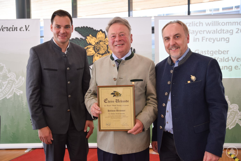 Präsident Sebastian Gruber (l.) und geschäftsführender Vorsitzender Markus Kerner (r.) mit dem ehemaligen Präsidenten Helmut Brunner, der mit der Goldenen Verdienstnadel ausgezeichnet wurde.