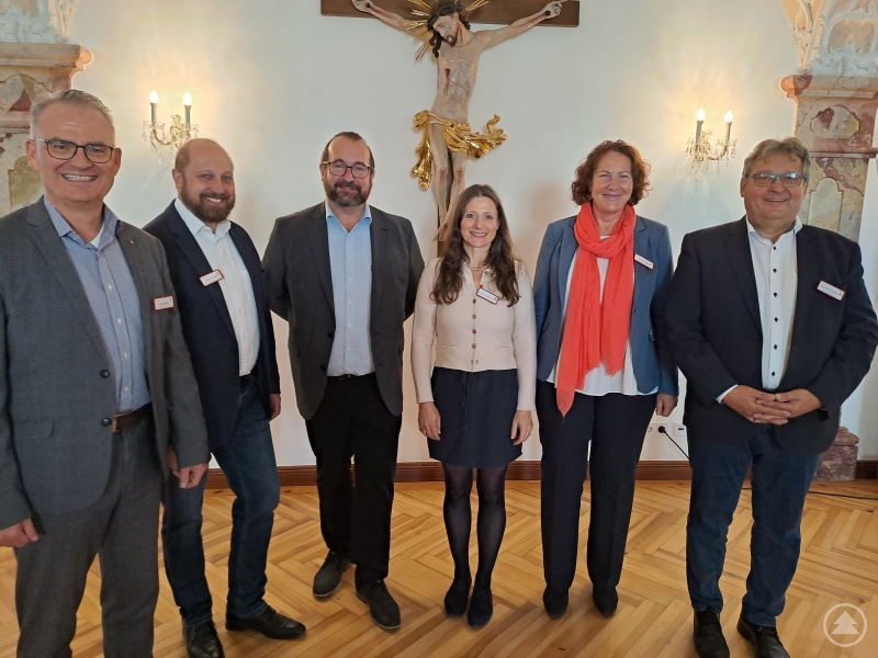 Kitas sind „Leuchttürme“ in der Gesellschaft und „Kirchorte“ sind sich (v.li.) Stefan Seiderer, Leiter der Abteilung Kita Caritas Passau, Paul Nowicki, Geschäftsführer KTK Bundesverband, Andreas Kindermann, Stabsstelle Kita-Pastoral, Dr. Alexa Glawogger-Feucht, Geschäftsführerin KTK Bayern, Dr. Hilke Gerber, Fachreferentin für Kindertagesbetreuung im Diözesan-Caritasverband München-Freising und Caritasvorstand Diakon Konrad Niederländer einig