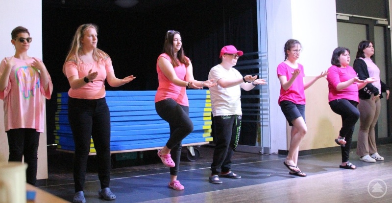 (v.li.) Emilia, Sophia, Lena, Matthias, Eva, Johanna, Vivian