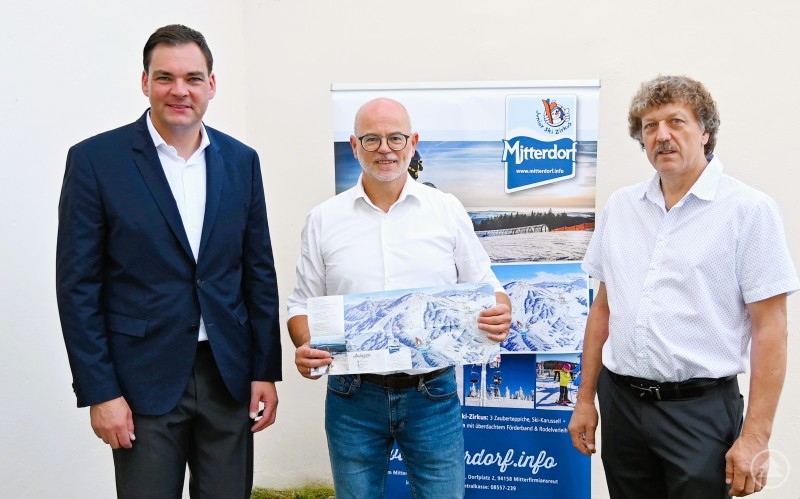 Die Vorsitzenden des Zweckverbandes Wintersportzentrum Mitterfirmiansreut-Philippsreut, Landrat Sebastian Gruber und Bürgermeister Helmut Knaus, mit dem neuen hauptamtlichen Geschäftsführer Bernhard Hain