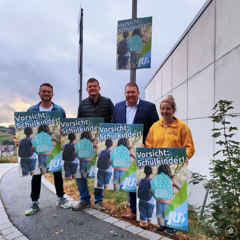 Brachten entlang der Straßen im Schulzentrum Plakate an: (von links nach rechts) Matthias Kerschbaum, Martin Höppler, Ortsvorsitzender Christoph Weishäupl und stellv. Ortsvorsitzende Sabrina Lucksch.