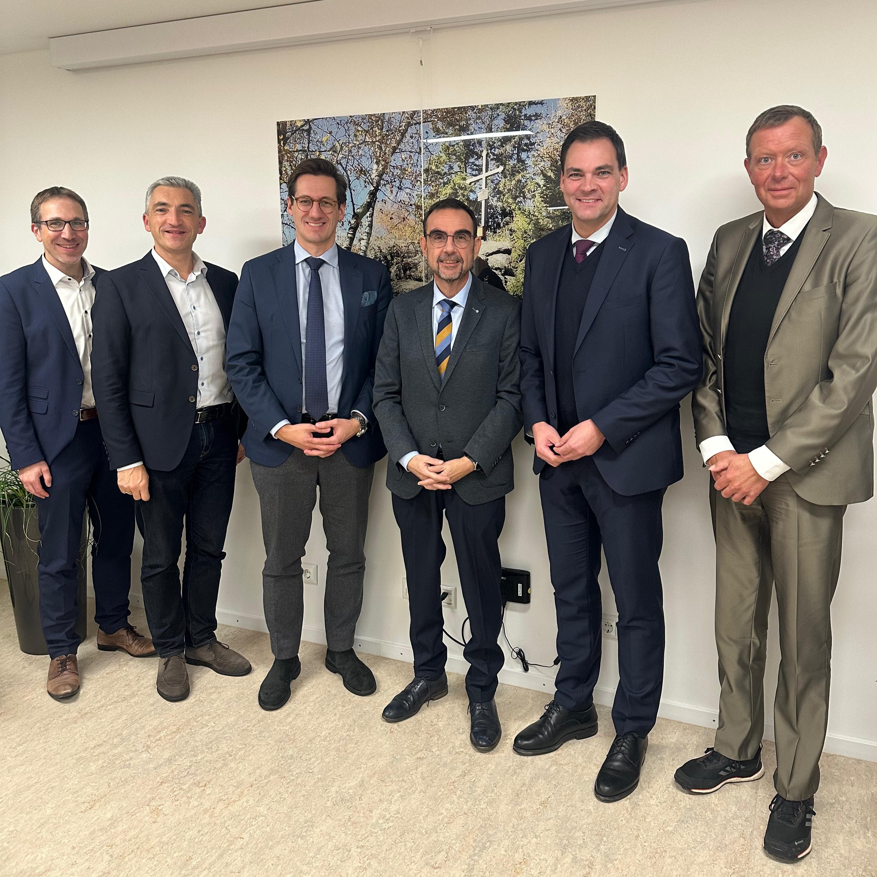 Diskutierten die Auswirkungen der Krankenhausreform des Bundes sowie die aktuellen Herausforderungen der stationären und ambulanten Versorgungssituation im ländlichen Raum: (v. li. n. re.) Christian Schmitz, Vorstand der ARBERLANDkliniken Landkreis Regen, Landrat Dr. Ronny Raith (Regen), MdL Dr. Stefan Ebner, CSU-Fraktionsvorsitzender Klaus Holetschek, Landrat Sebastian Gruber (Freyung-Grafenau) und Marcus Plaschke, Geschäftsführer der Kliniken am Goldenen Steig gGmbH.