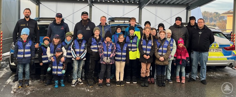 JFW6: Zusammen mit PHM Madl-Stumvoll ((1.vl) unter Führung von 1. Kommandant Lothar Ilg (2.v.l.) und Jugendwart Patrick Praml (ganz rechts) präsentierte sich die Jugendfeuerwehr Kreuzberg fürs Erinnerungsfoto