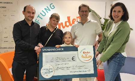 (v. l.) Alexander Moser und Lebensgefährtin Nora Szekeres mit Tochter Lili, Kinderklinik-Chefarzt Prof. Dr. Matthias Keller und die Stiftungsvorstandsvorsitzende Dr. Maria Diekmann.